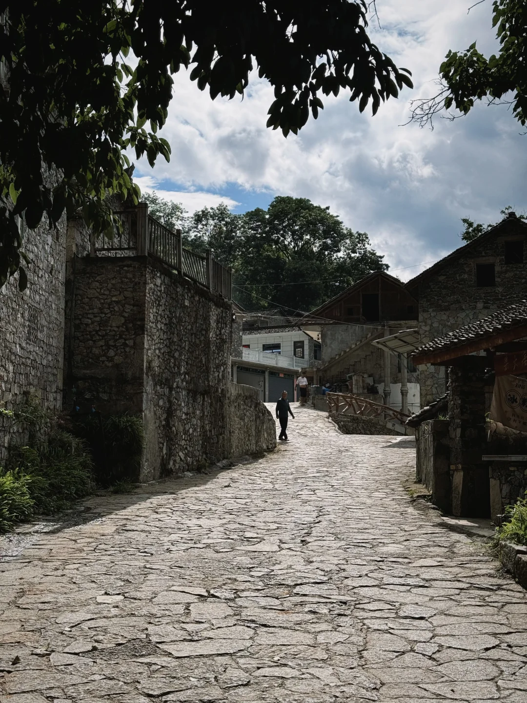 谁懂啊?!在贵州掉进了“天坑”😱