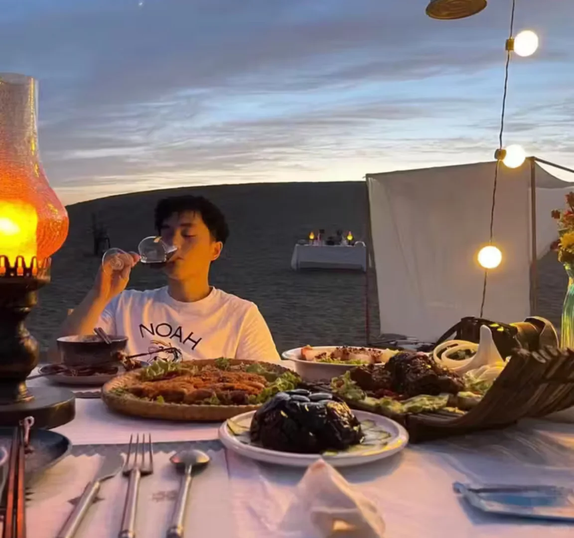 敦煌必玩!骑骆驼登鸣沙山看日落万人合唱太