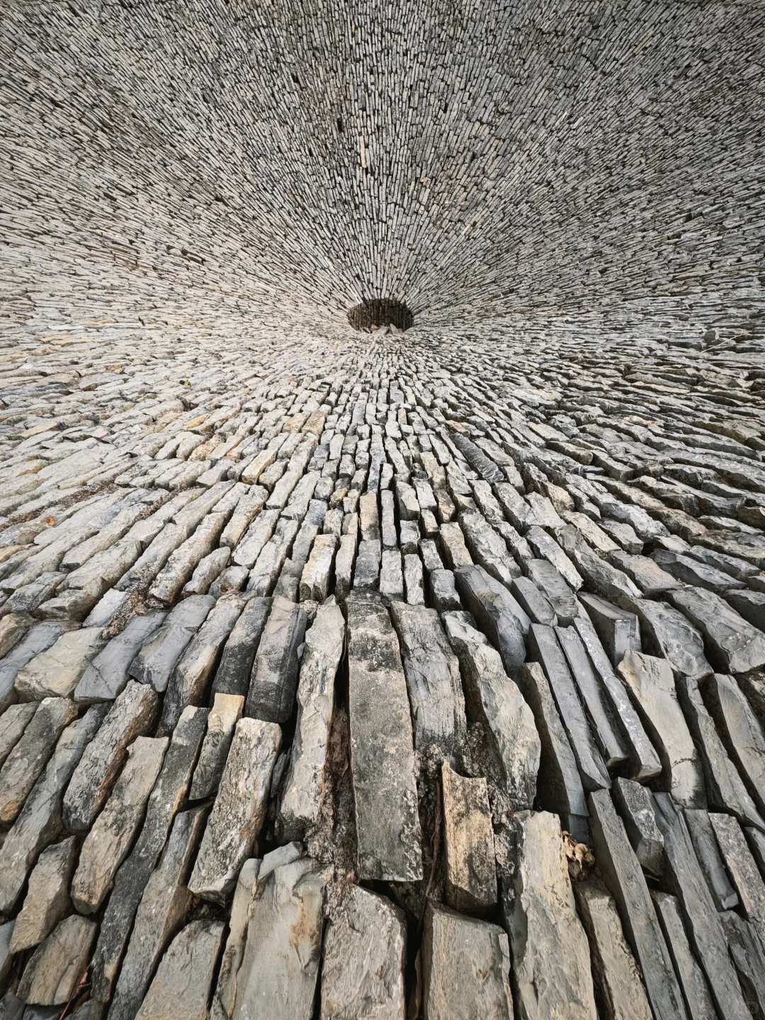 谁懂啊?!在贵州掉进了“天坑”😱