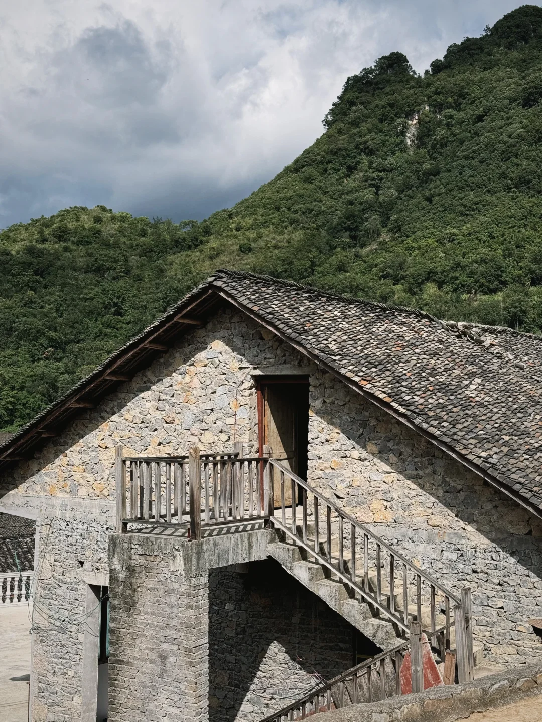 谁懂啊?!在贵州掉进了“天坑”😱