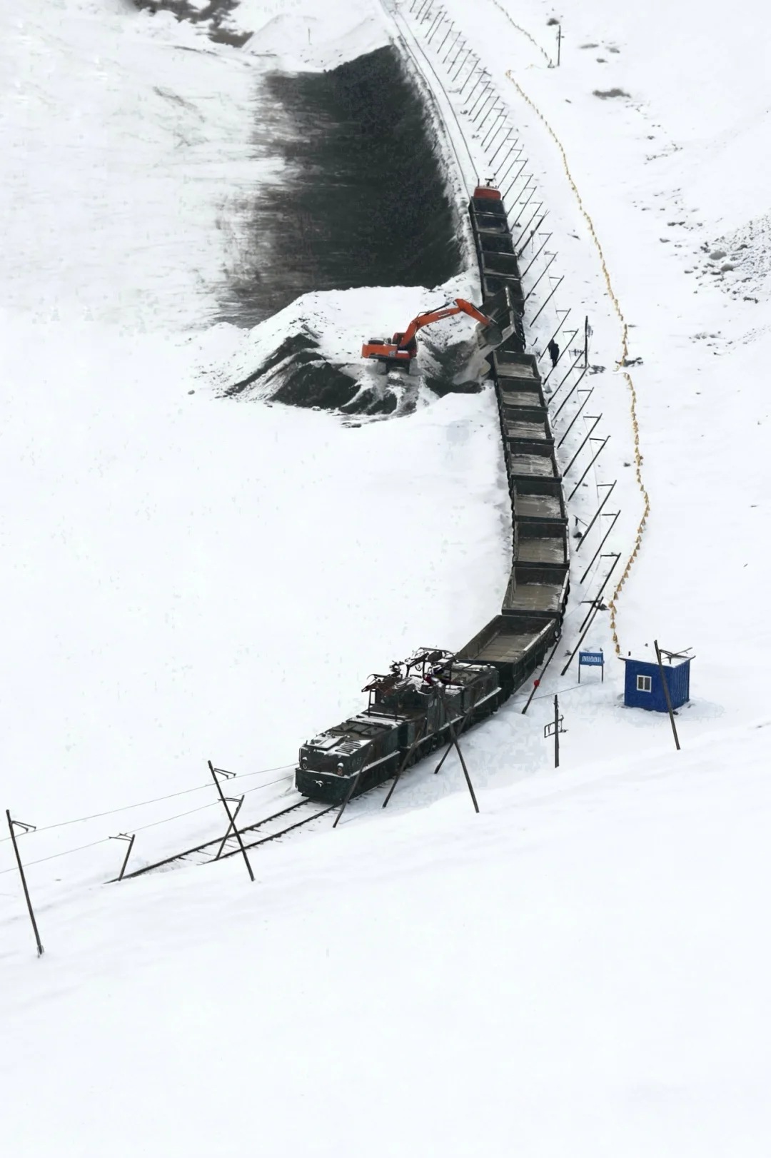 抚顺西露天煤矿、全球独有雪景景色。