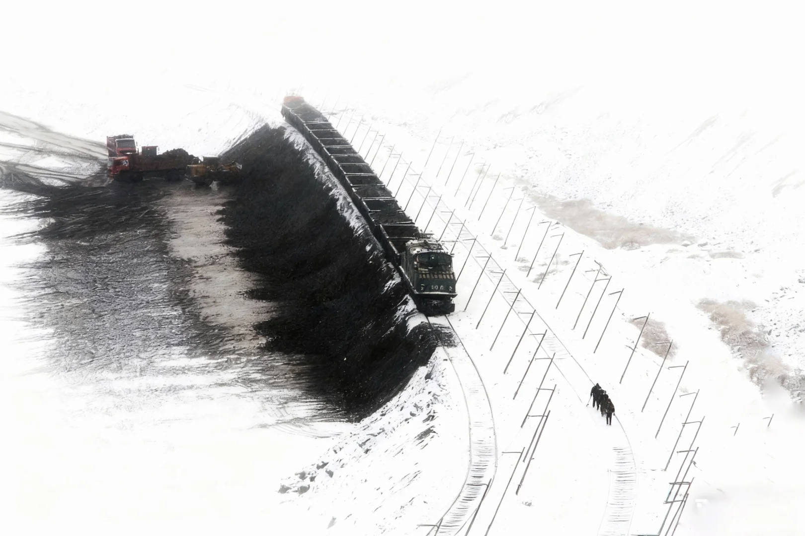 抚顺西露天煤矿、全球独有雪景景色。