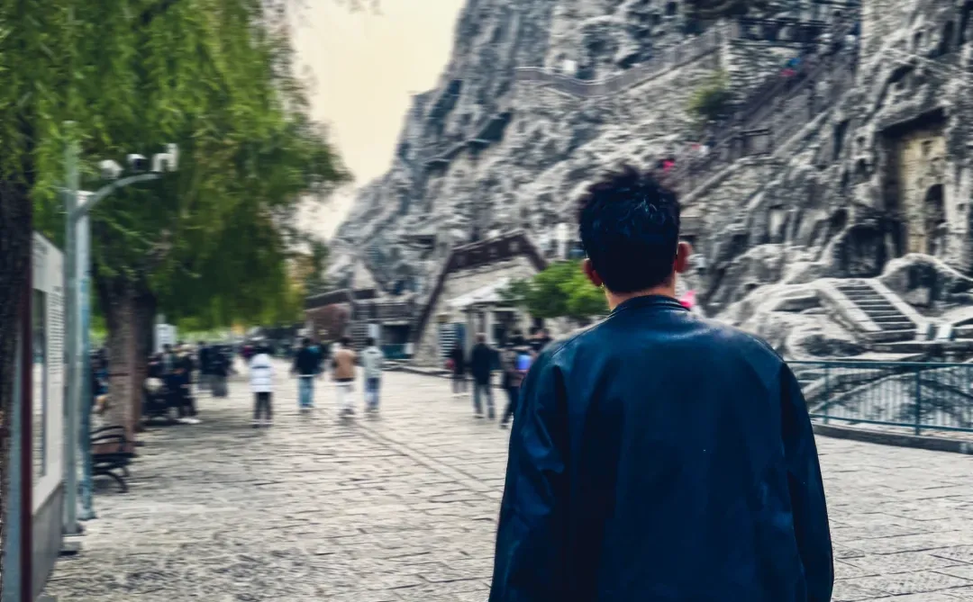 龙门石窟的尽头是自由和自在