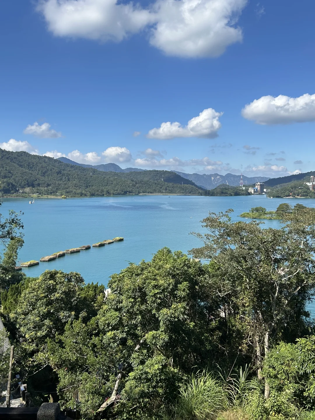 “日月潭很深，湖水碧绿”