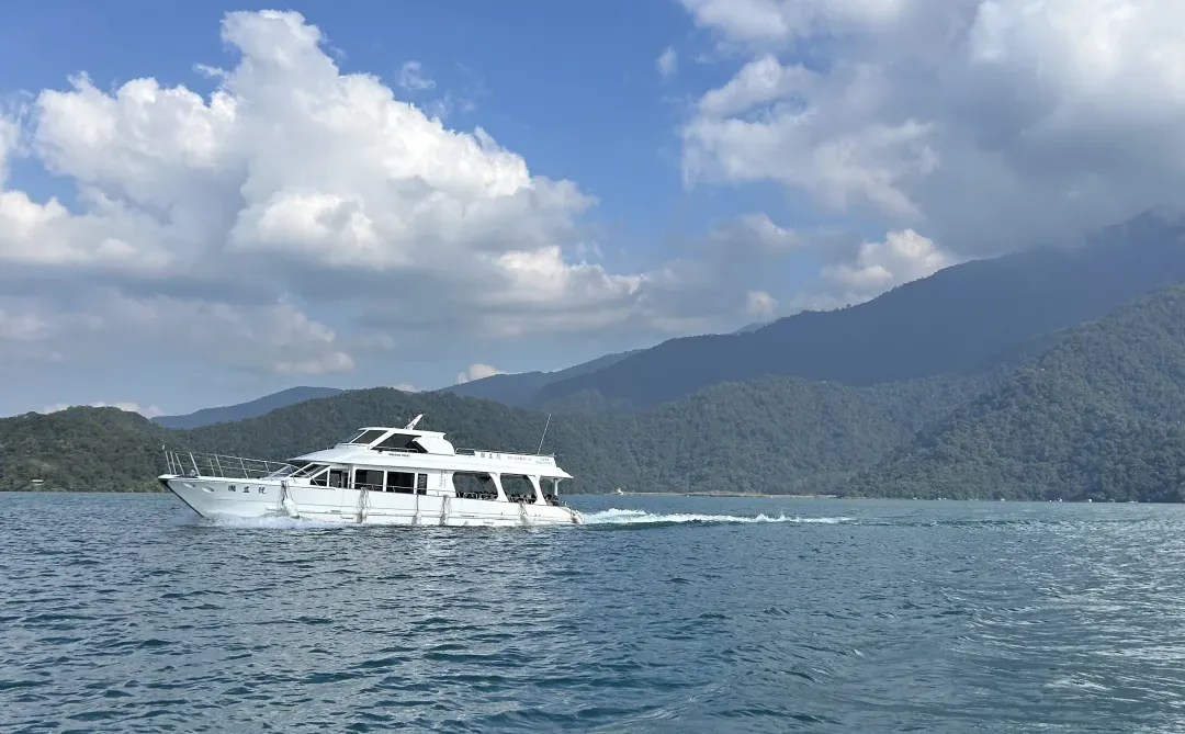 “日月潭很深，湖水碧绿”