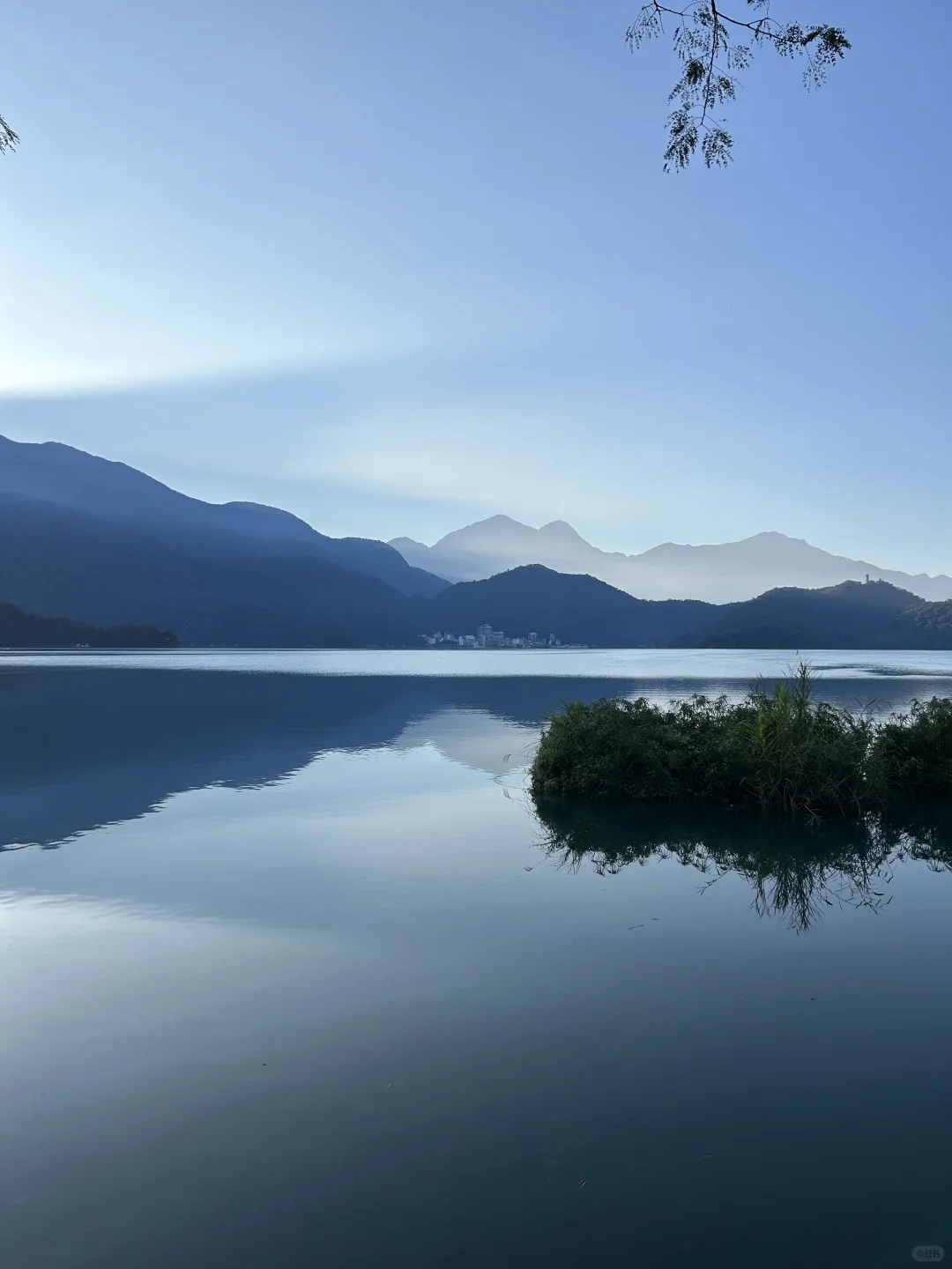 “日月潭很深，湖水碧绿”