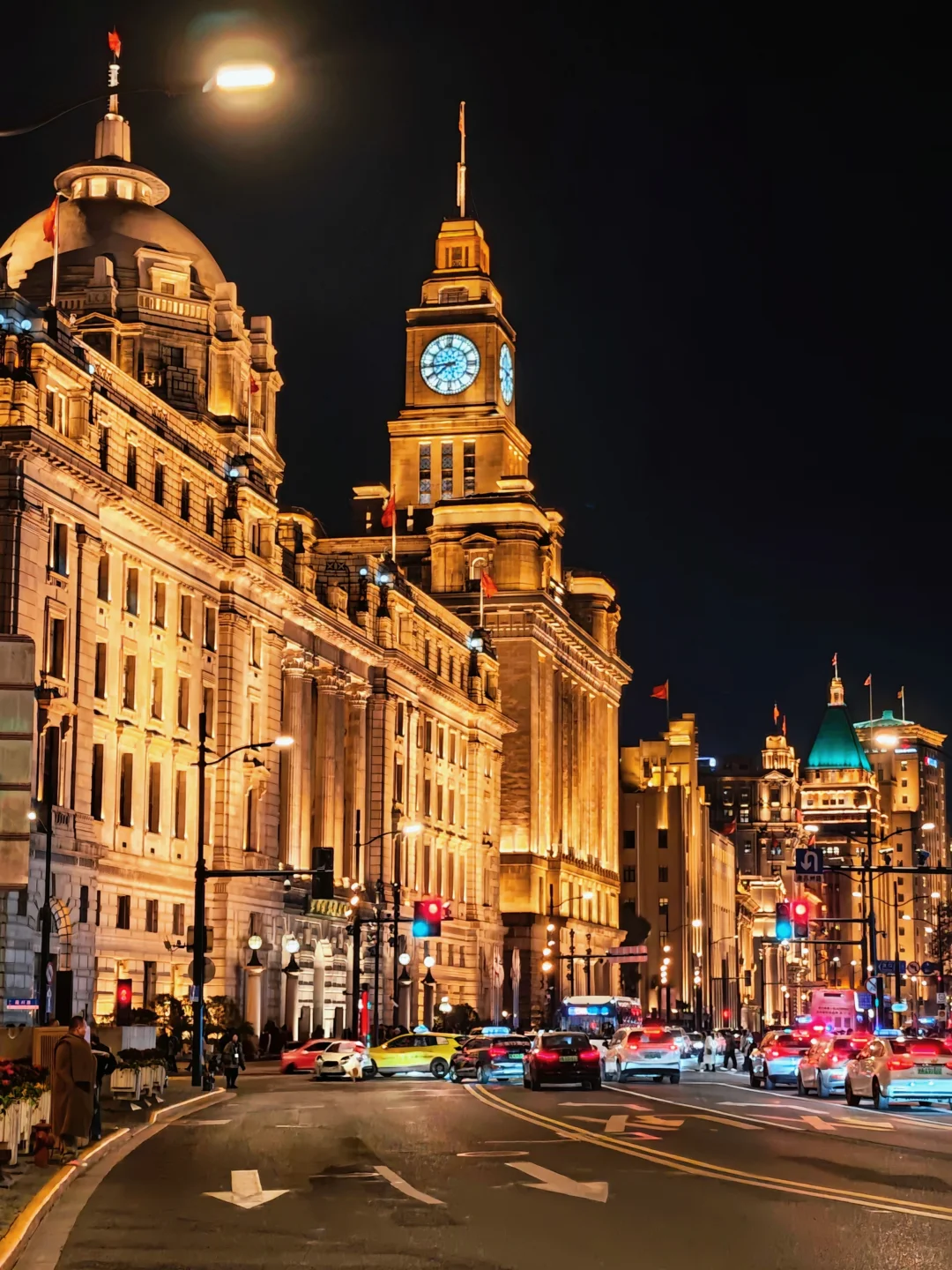 没有人能拒绝亮灯后的外滩和南京东路✨✨