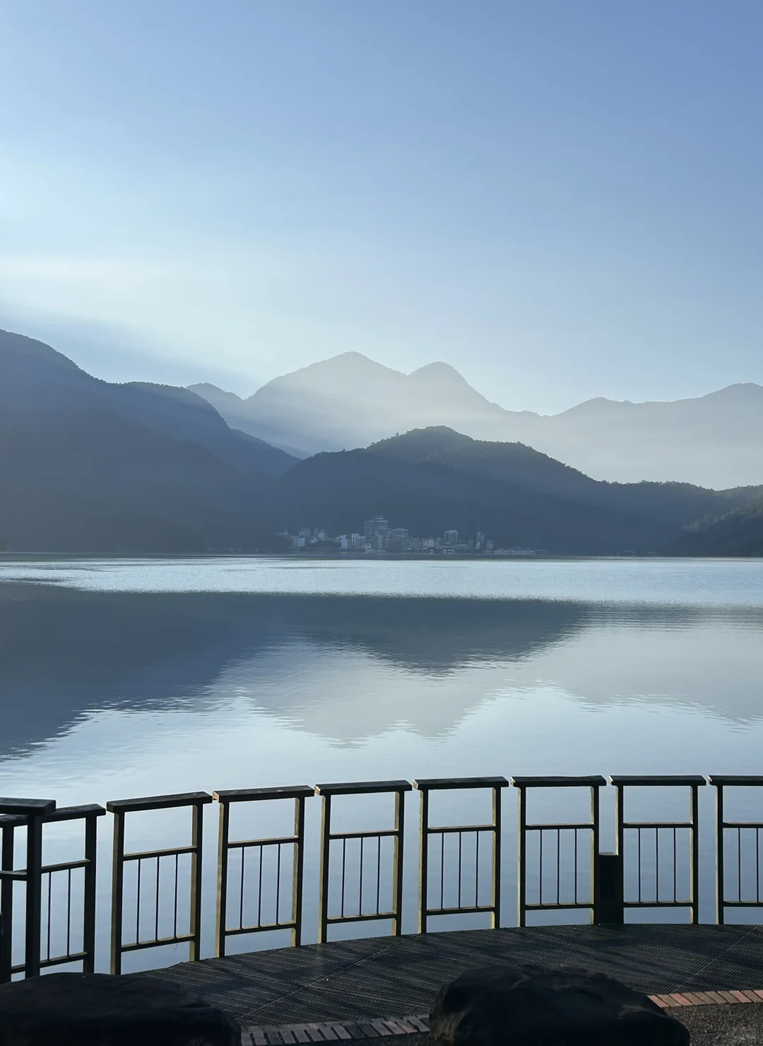 “日月潭很深，湖水碧绿”