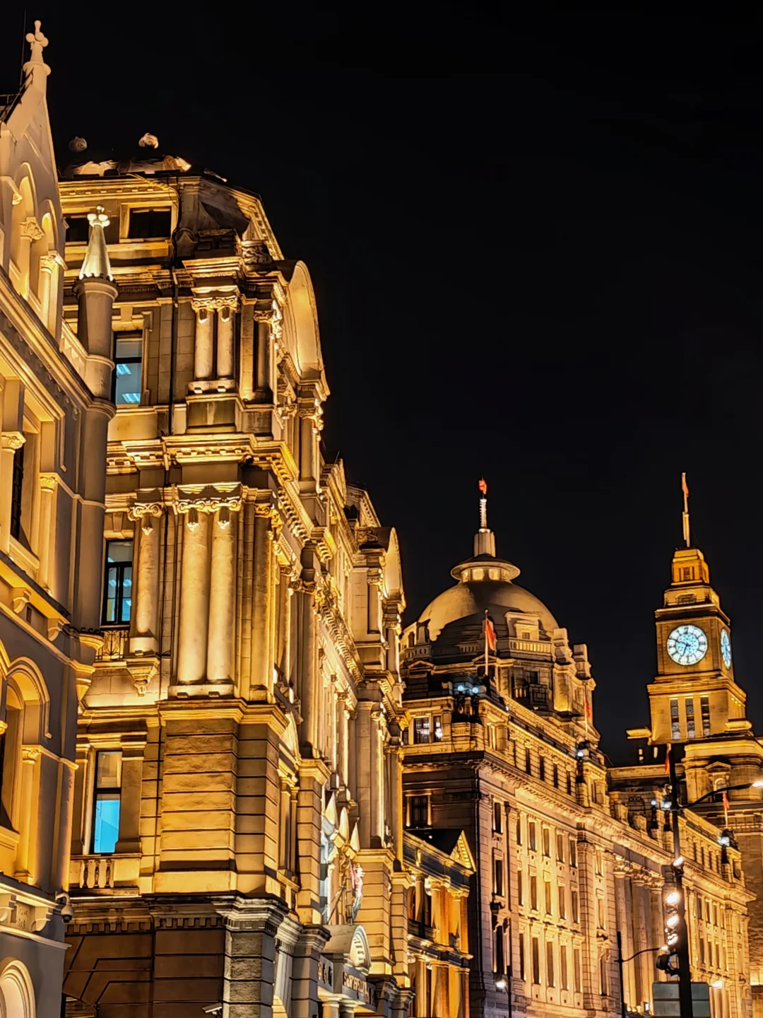 没有人能拒绝亮灯后的外滩和南京东路✨✨