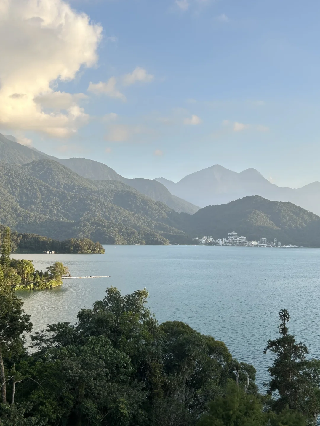 “日月潭很深，湖水碧绿”