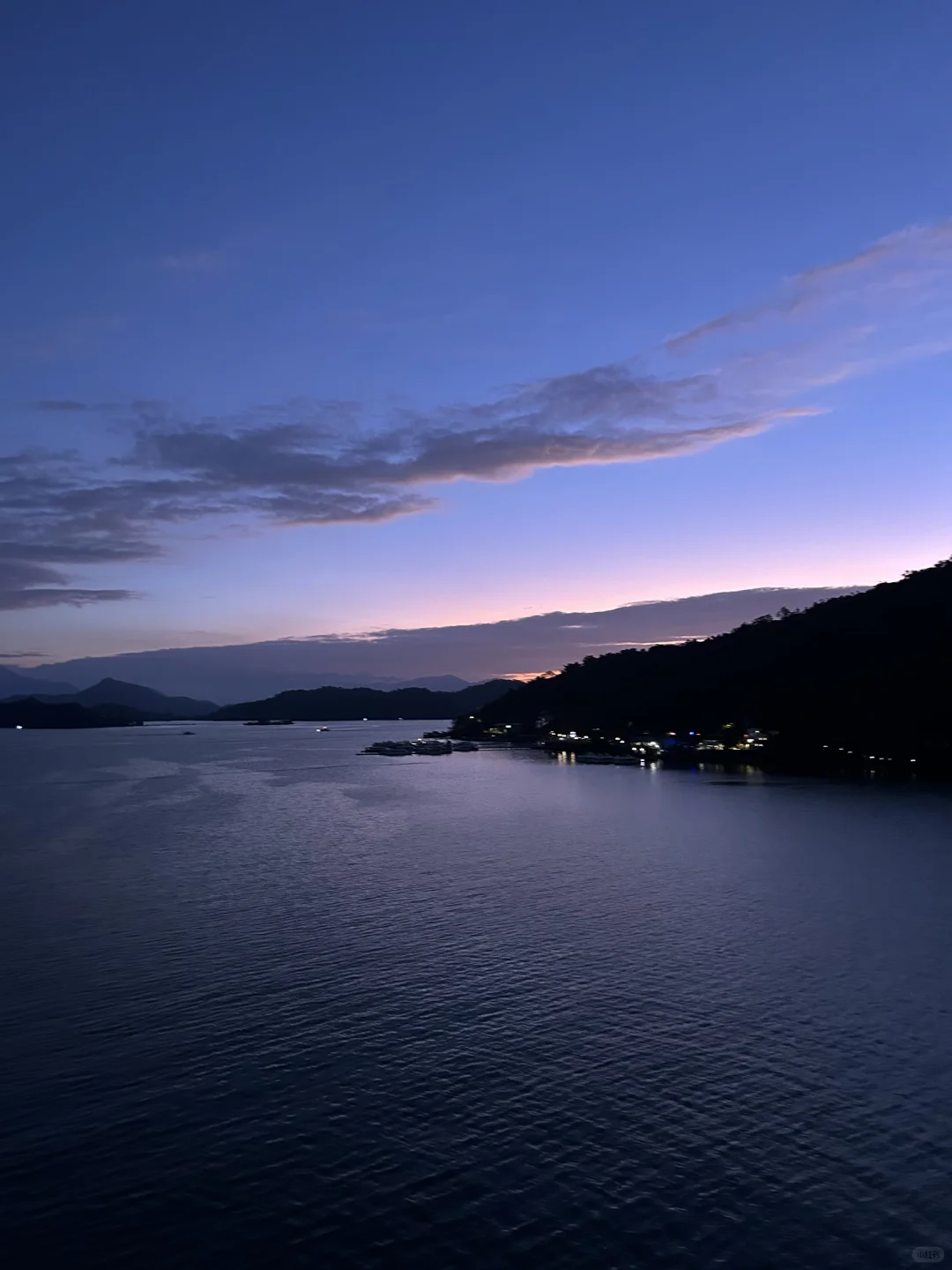 “日月潭很深，湖水碧绿”