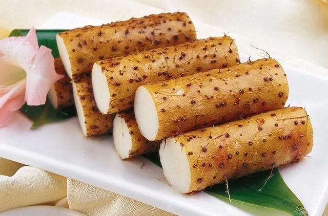 大量越南游客涌入广西贵港,打着旅游幌子不逛桂平西山不吃绿豆糕,为什么