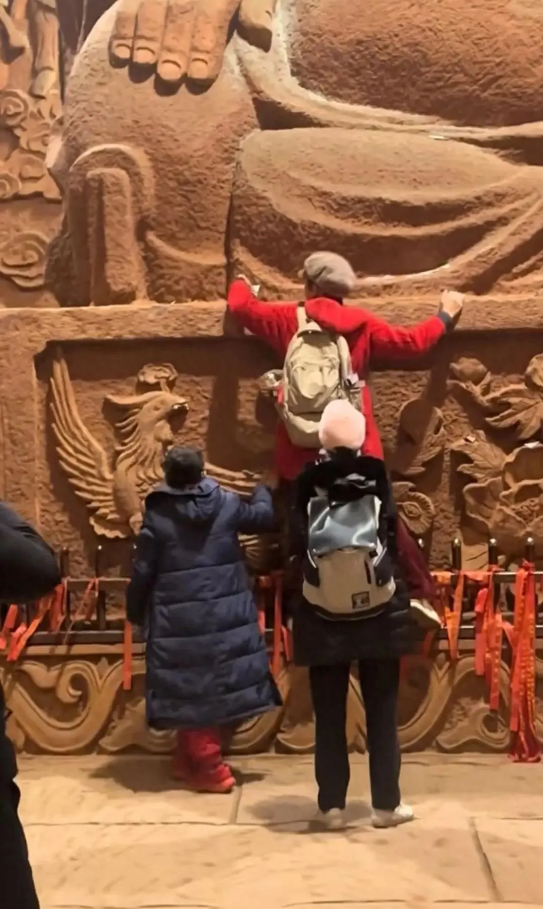 全网社死!乐山东方佛都景区内3女子合伙窃取大佛上的祈福钱,已报警