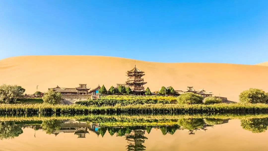 鸣沙山月牙泉景区迎来元旦旅游高峰