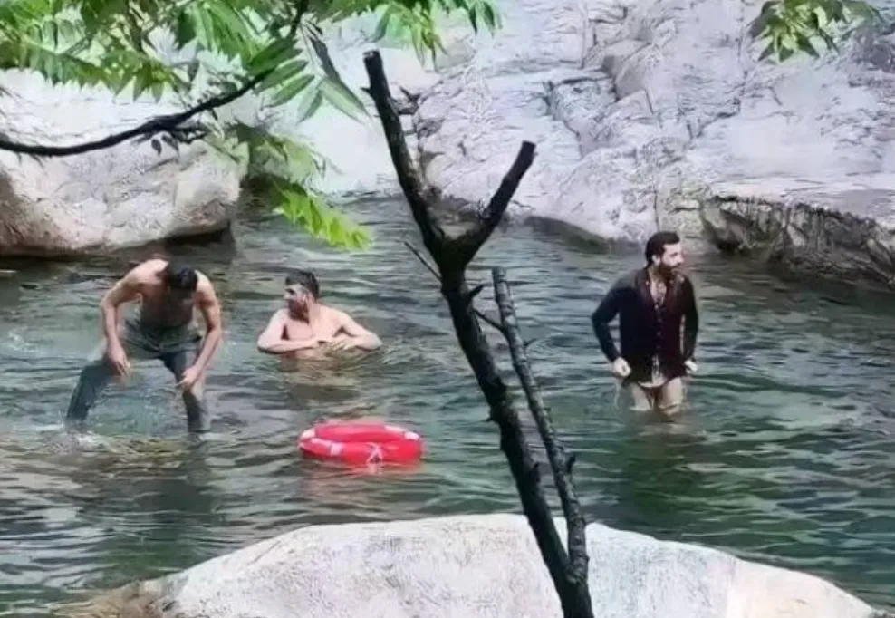 印度游客庐山景区内下水洗澡,还互相搓背,打肥皂泡!景区公布监控,警方介入