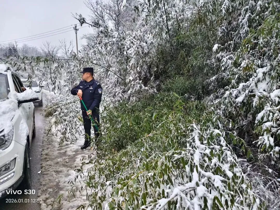 八面山景区银装素裹,里耶派出所民辅警顶风冒雪展开紧急清障行动