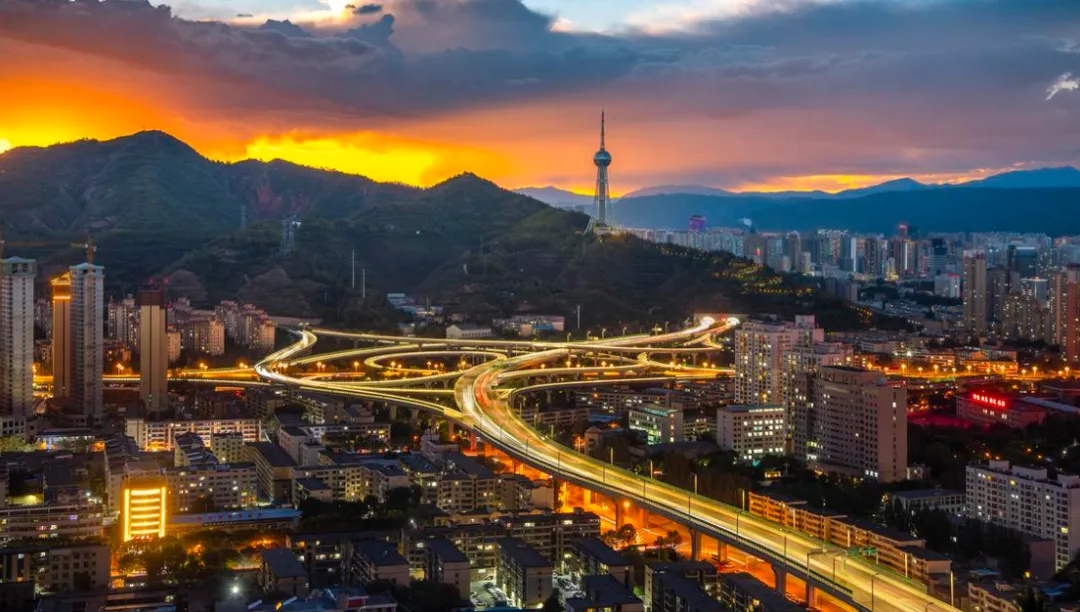 大批北京人涌入青海西宁,打着旅游的幌子,不吃酸奶不看青海湖,想干啥