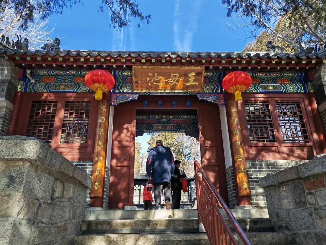 泰安:泰山脚下有一个免费景点,藏在崖壁中,名字经历多次变更,古时曾有祥瑞出现,是自驾游的好去处