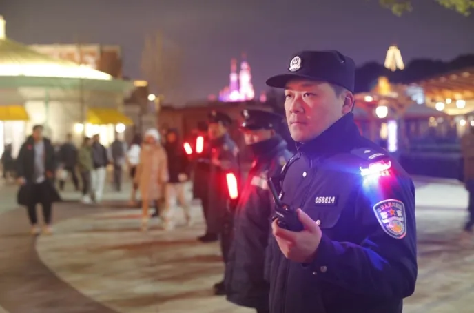 元旦假期,上海热门景区景点迎客流高峰