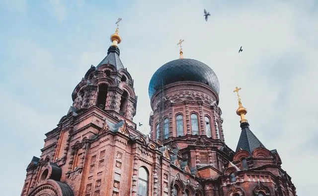 大量俄罗斯游客涌入黑龙江哈尔滨,打着旅游幌子不逛中央大街不吃红肠,为什么