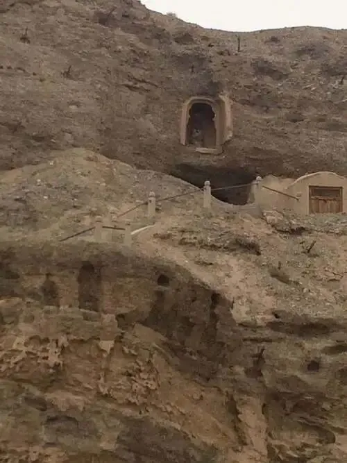 大量日本游客涌入酒泉市,打着旅游幌子不逛莫高窟不吃驴肉黄面,为什么