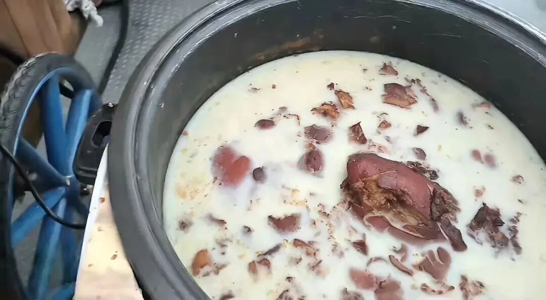 西安城墙景区回应“一售卖肉夹馍商户腊汁肉未密封隔夜户外存放”:将涉事商户予以清退,城墙脚下“冻”真格:腊汁肉与自然冷的千年之约