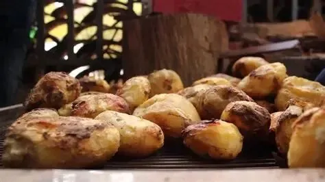 在云南旅游,不该买的有很多,最该吃的是洋芋