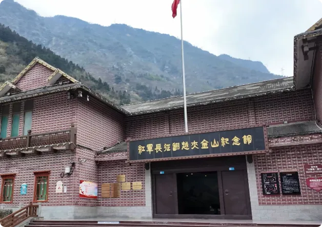 大量北京人涌入四川宝兴,打着旅游的名义,不看熊猫不进自然保护区,为哪般?