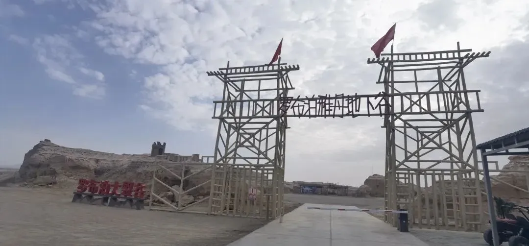 导航都难找到的景区:大地在罗布泊劈开了一道令人惊艳的裂痕