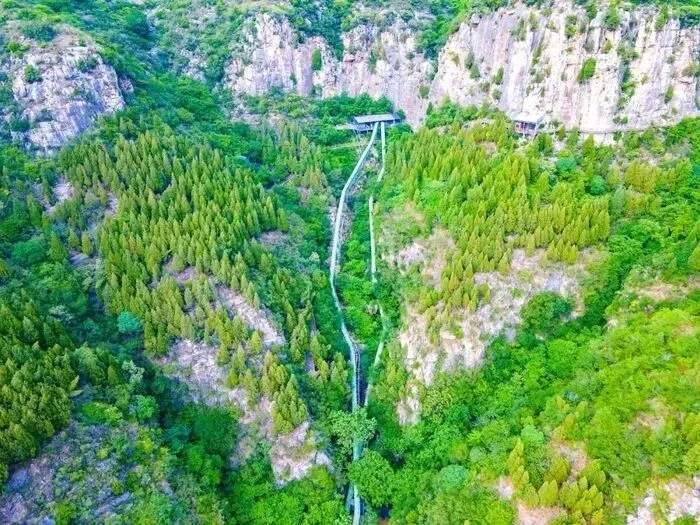 济南青铜山大峡谷景区和济南灵岩山景区双双入选国家4A级旅游