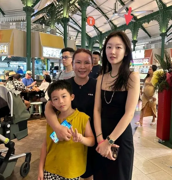 33岁周冬雨现身新加坡旅游,少女感满满!