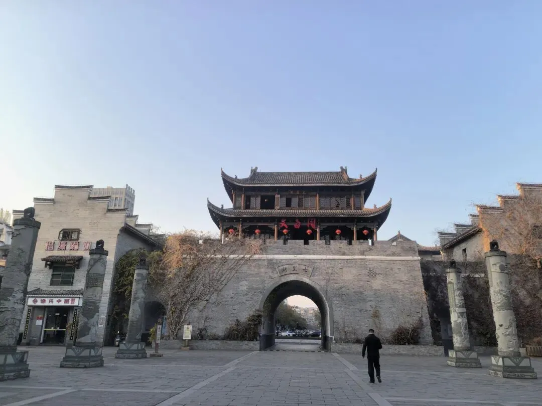 别再去网红景点了!这座产世界冠军球桌、修江西318天路、出881名博士的小城,才是旅行天花板