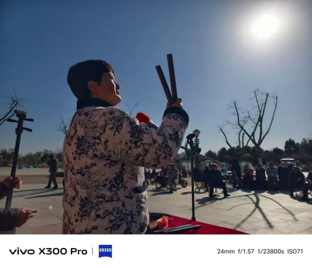 柘城新春走基层公益演出走进容千树园景区,曲艺名家表演者们现场献艺,用乡音乡情传递新春的温暖,热闹又暖心~