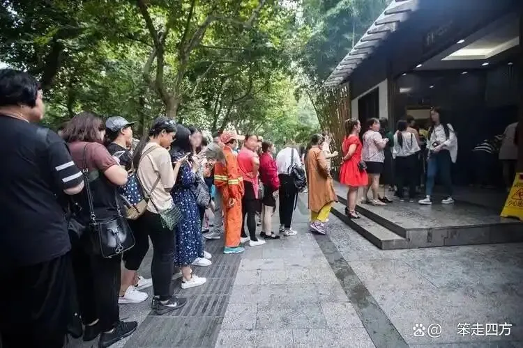 景区厕所门口,我见过太多悄悄崩溃的女性