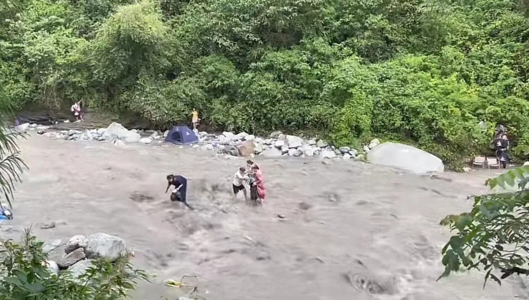 彭州山洪已亡7人:野生景区成网红点,警示牌铁丝网不起作用