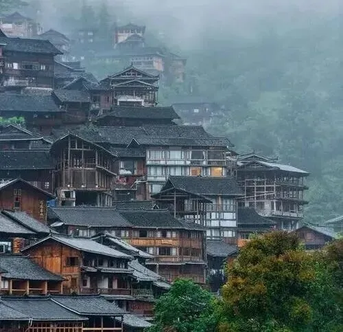 大量日本游客涌入贵州西江千户苗寨,打着旅游幌子不逛吊脚楼不吃酸汤鱼,为什么