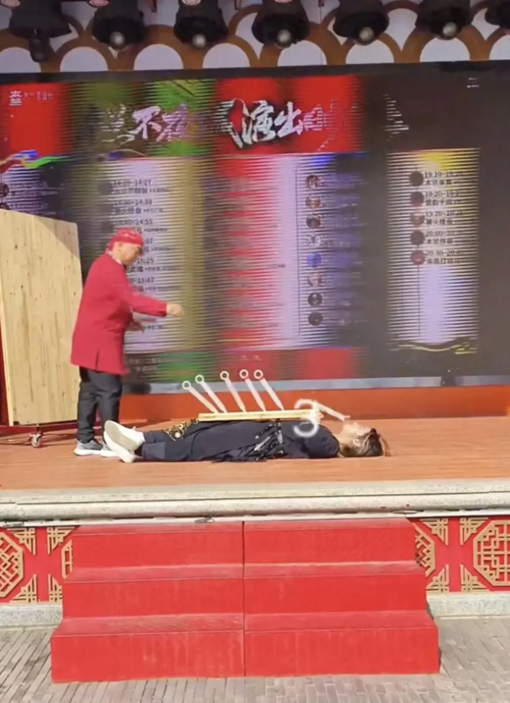 湖北武汉一景区飞刀表演疑失误,尖刀砸中演员面部后弹飞;景区回应:未接到相关情况通知,演出正常进行