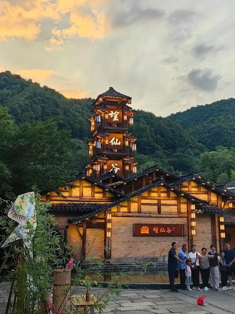 大量日本游客涌入上饶,打着旅游的幌子,不逛三清山,不吃灯盏果,为什么?