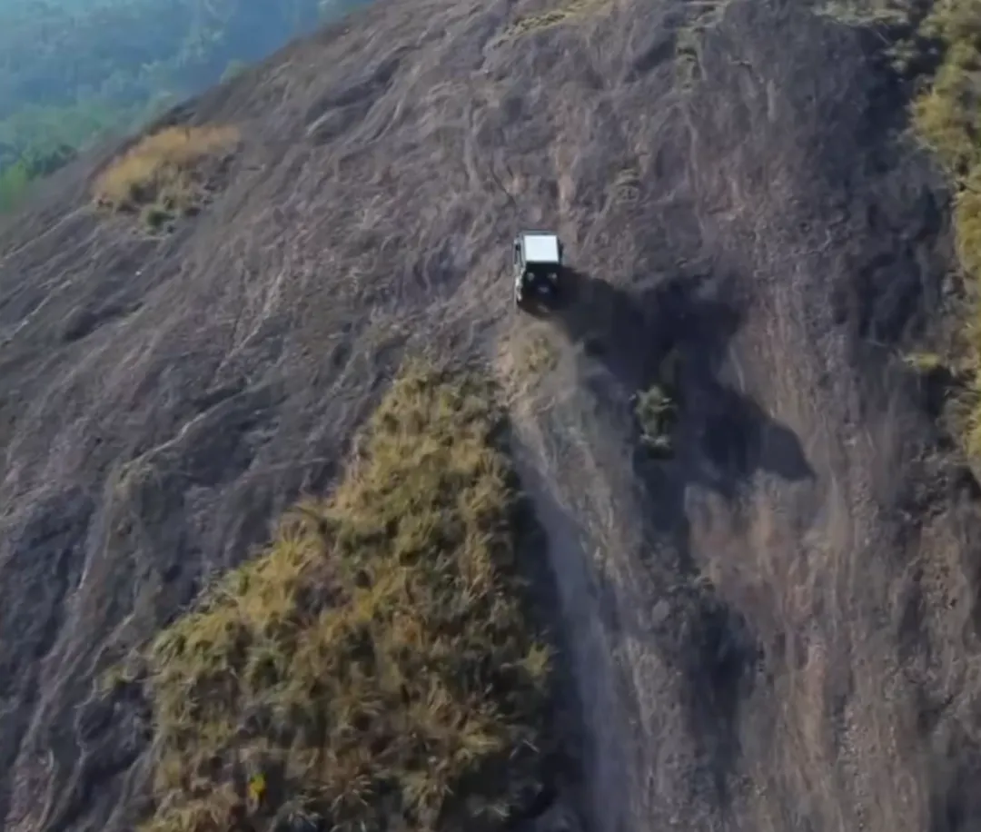 鹰潭一景区2辆越野车开上陡坡