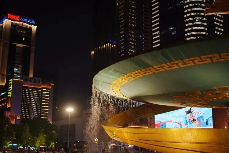 大量日本游客涌入成都,打着旅游的幌子,不逛熊猫基地,不吃火锅,为什么?