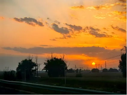 《旅游,欣赏日出日落之美——再向新疆行之31》:【跟着老崔游中国】胜利油田崔金龙文简(第218期)