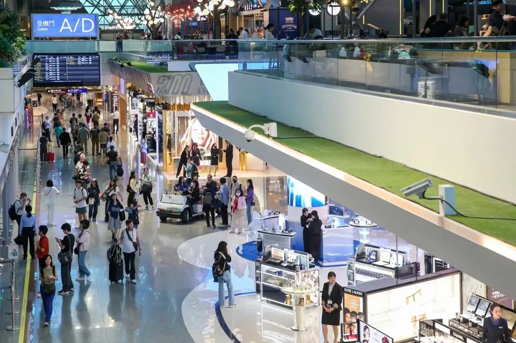 飞热带国家旅游“穿拖鞋搭机” 空服员劝阻:很危险....