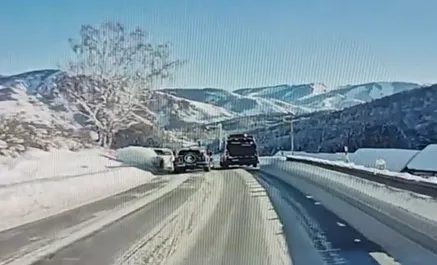 越野车在喀纳斯景区强行超车险酿事故,处罚来了→