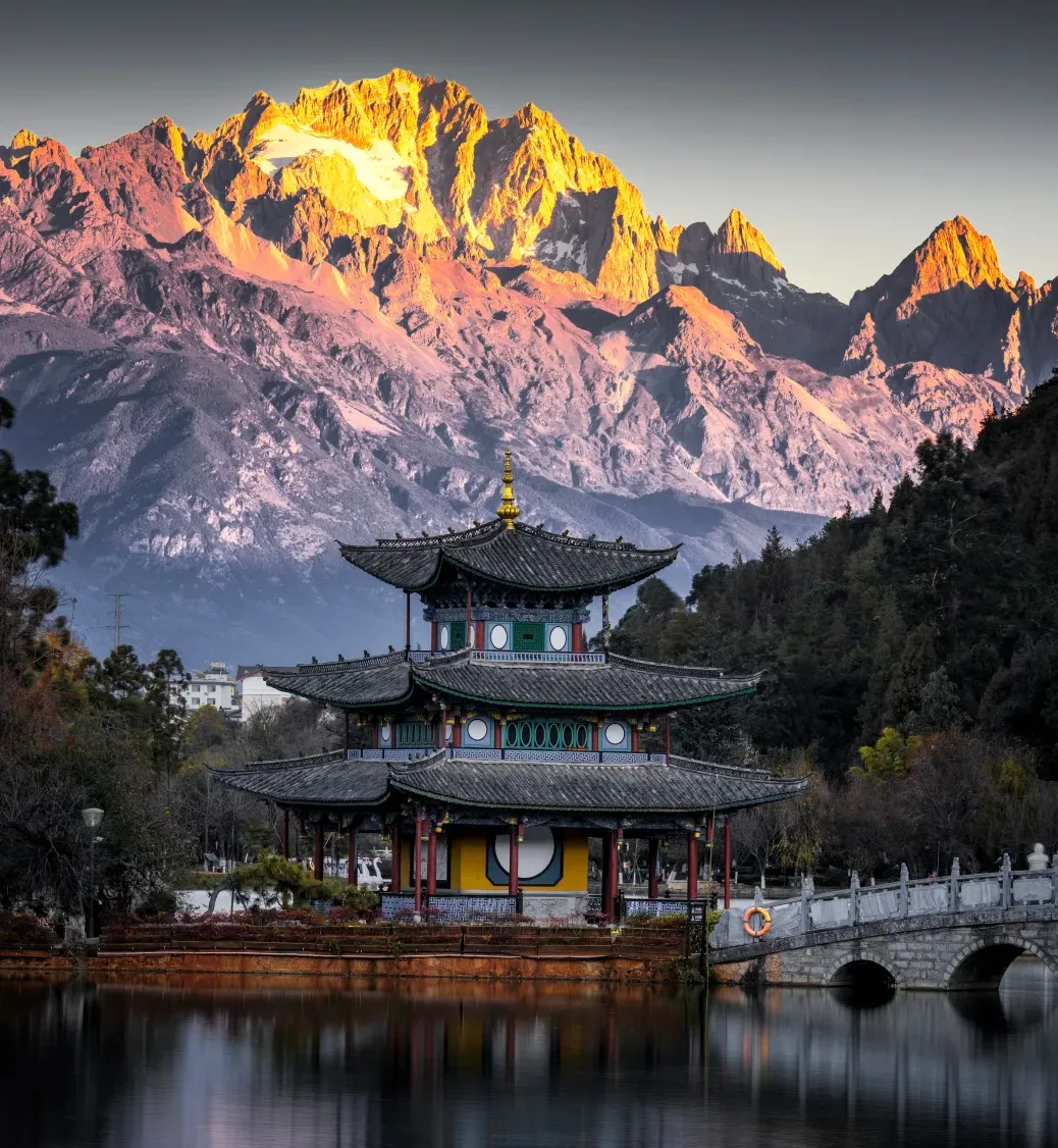 大量日本游客涌入云南丽江,打着旅游幌子不逛玉龙雪山不吃丽江粑粑,为什么