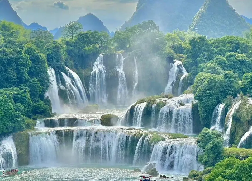 大量日本游客涌入广西崇左,打着旅游幌子不逛德天瀑布不吃五色糯米饭,为什么_