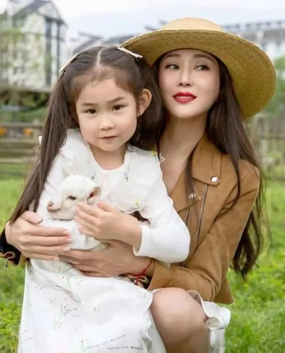 杜若溪晒印尼旅游全家福,严屹宽一家三口共享温馨时光