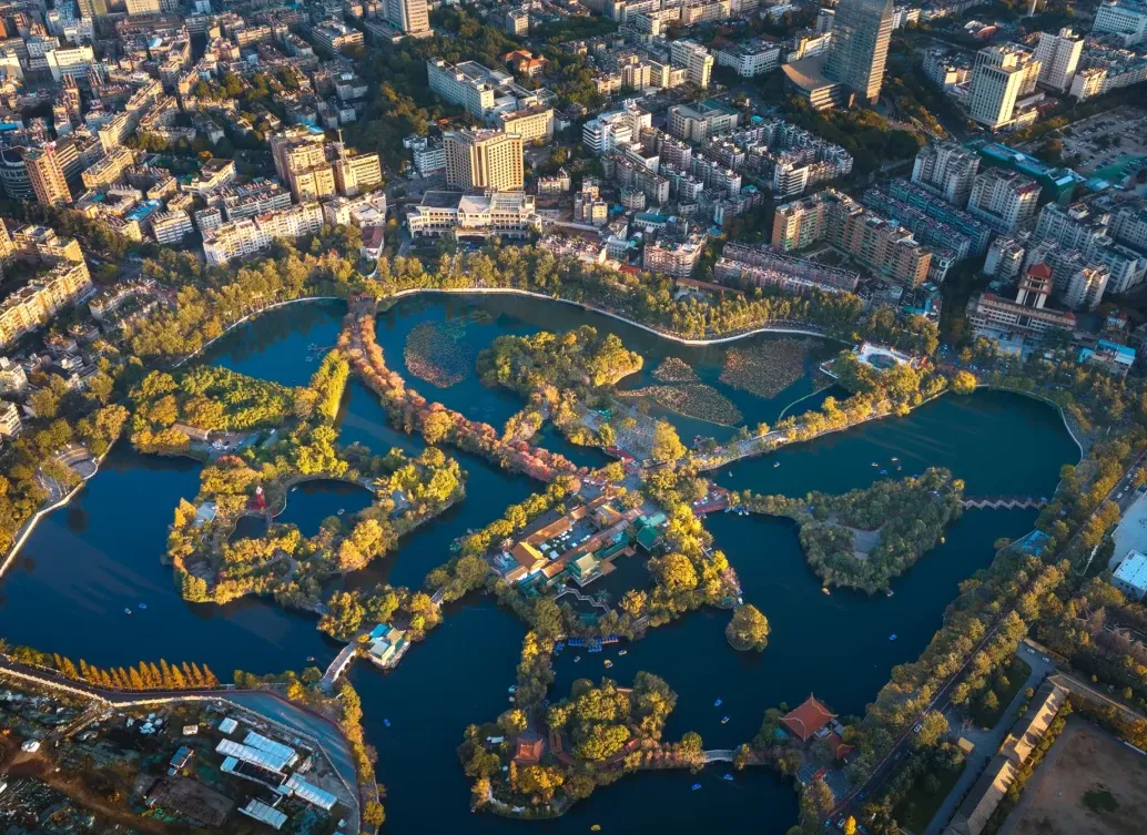 大量日本游客涌入云南昆明,打着旅游幌子不逛滇池不吃汽锅鸡,为什么?