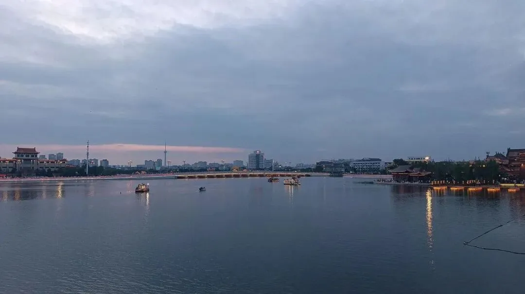 大量日本游客涌入开封,打着旅游的幌子,不逛清明上河园,不吃灌汤包,为什么?