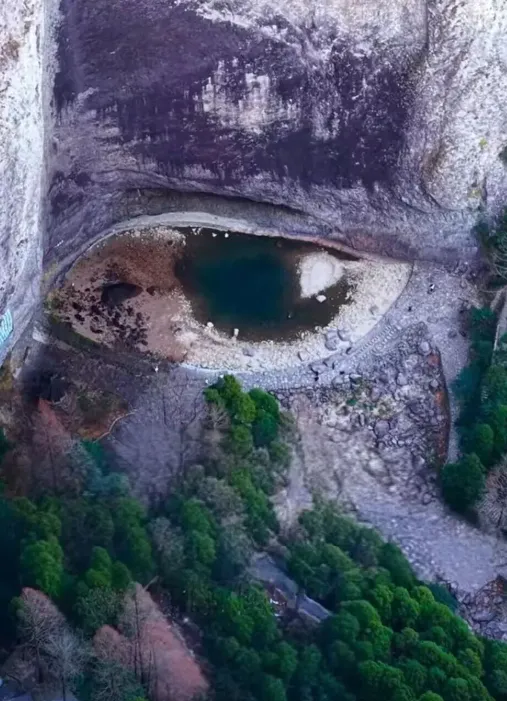 奇观!国内一景区惊现“龙眼”,眼神深邃,还是“双眼皮”→
