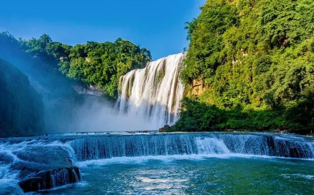 大量泰国游客涌入贵州安顺,打着旅游幌子不逛黄果树不吃裹卷,为什么